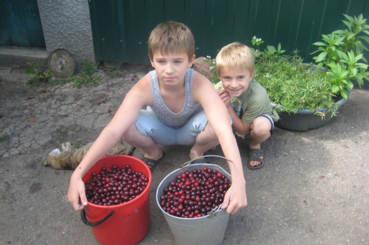 Vanya Woronov mit seinem kleinen Bruder Timofej. Foto: Aus dem privaten Archiv